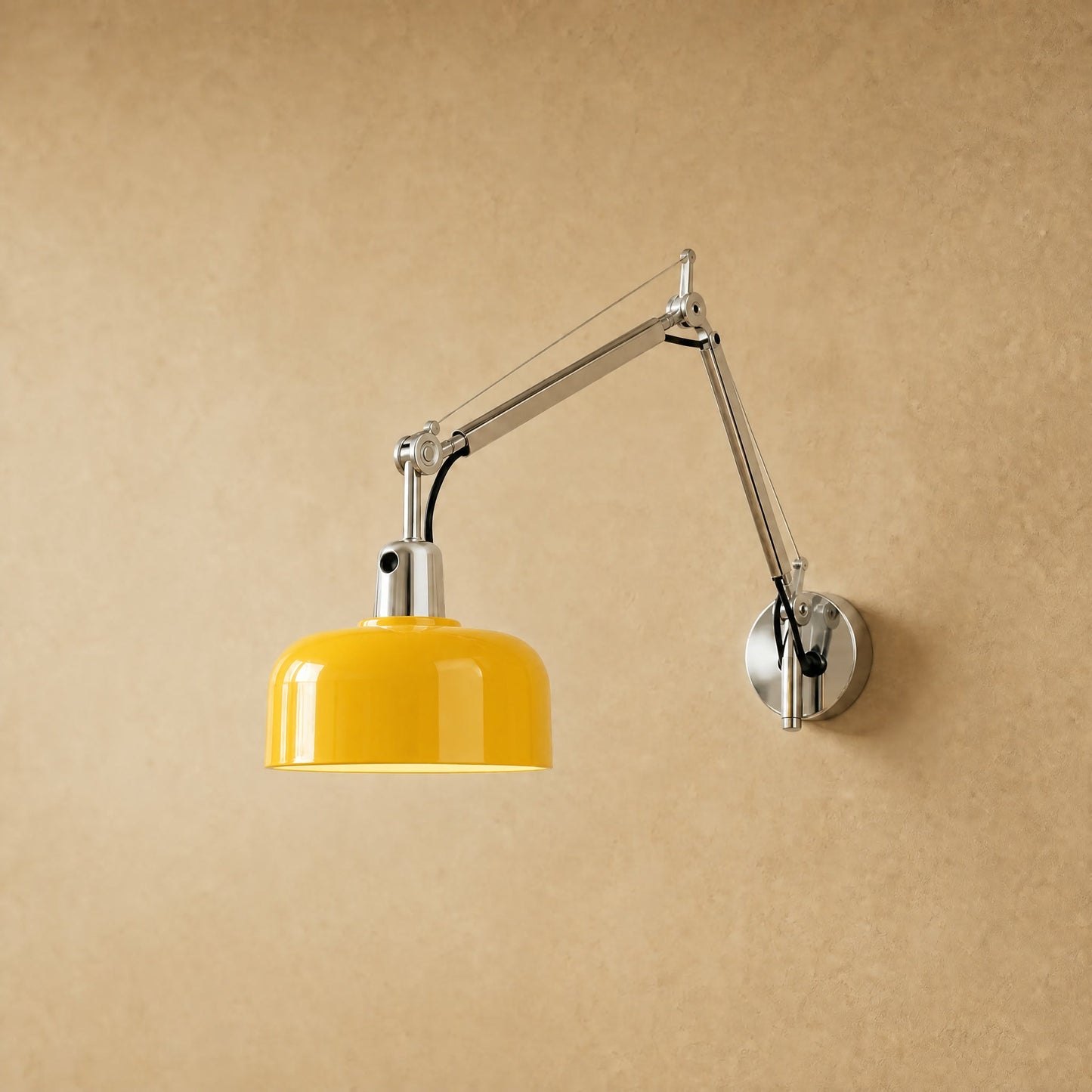 Applique murale articulée à bras long, abat-jour jaune laqué et bras chromé | Delvanie