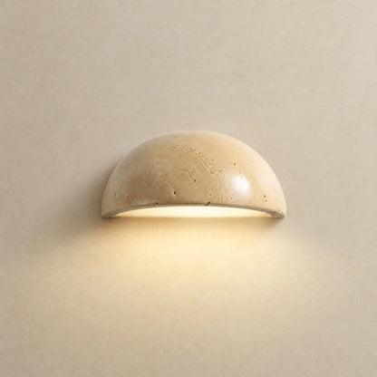 Applique murale demi-lune en travertin naturel allumée, coupole de pierre Ø 15 cm | Delvanie