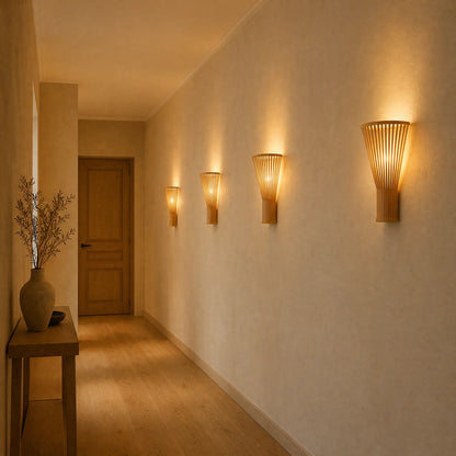 Enfilade d'appliques murales japonaises Kazéya allumées dans un couloir | Delvanie