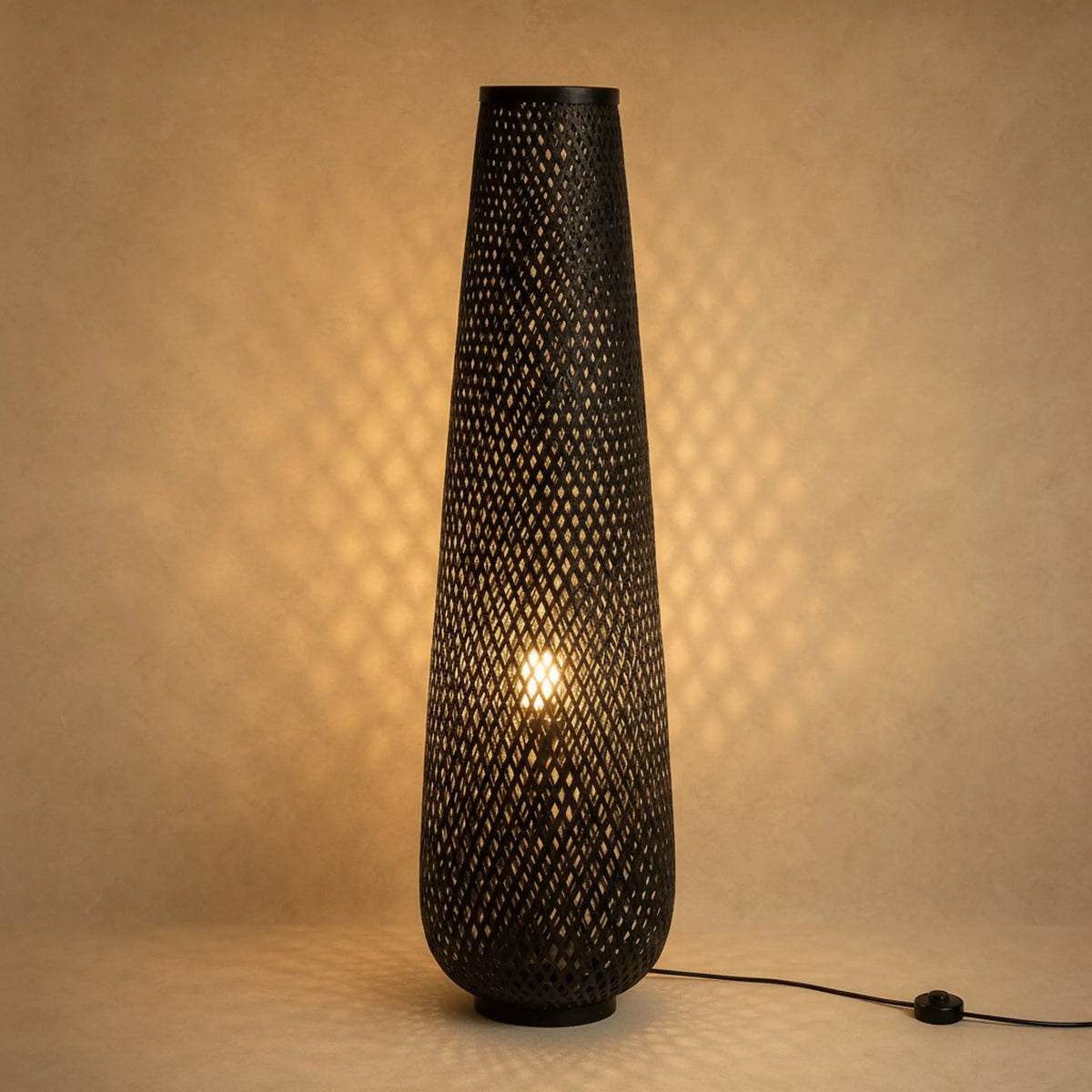 Lampadaire bambou Yanoki finition noire allumé, tressage en résille de losanges | Delvanie