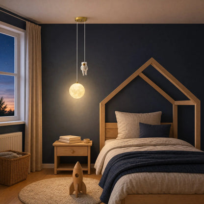 Lampe astronaute allumée au crépuscule dans une chambre de garçon au lit cabane | Delvanie