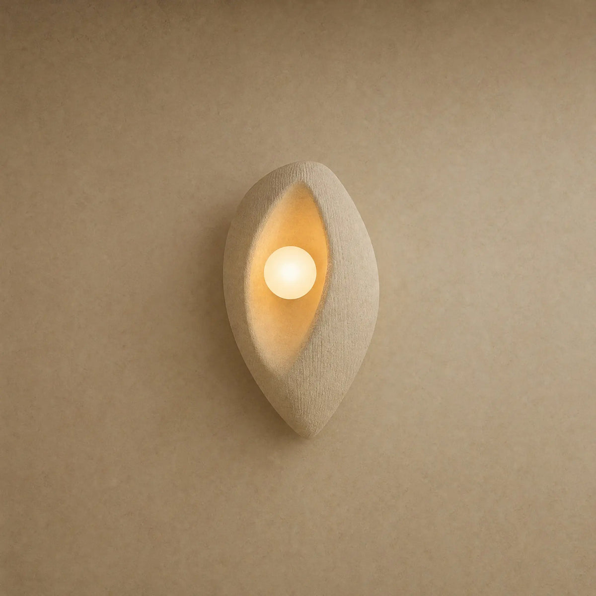 Lampe de chevet murale Sakumi, coque Pétale écrue de 30 x 18 cm allumée | Delvanie