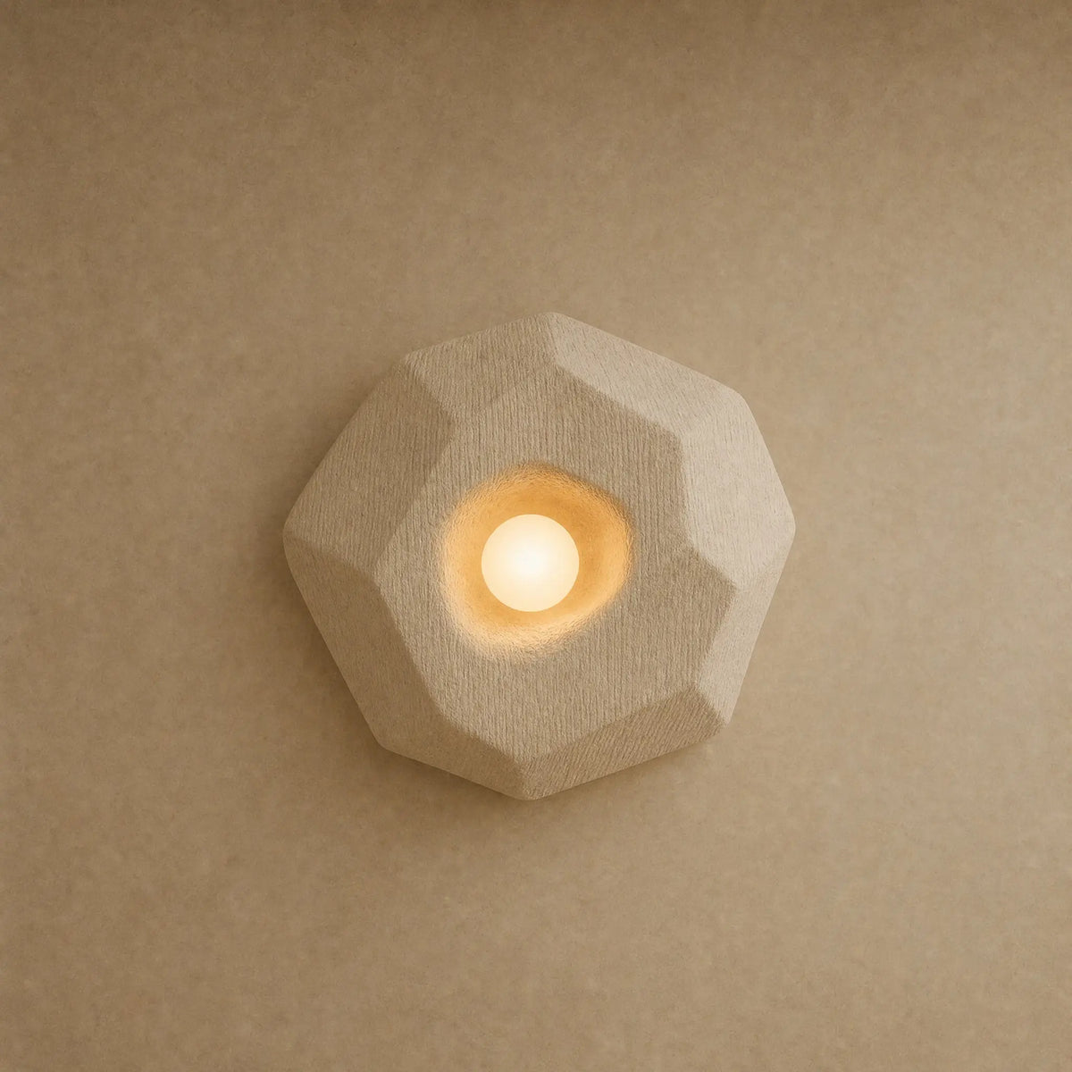 Lampe de chevet murale Sakumi, coque Galet facettée écrue de 25 x 23 cm allumée | Delvanie