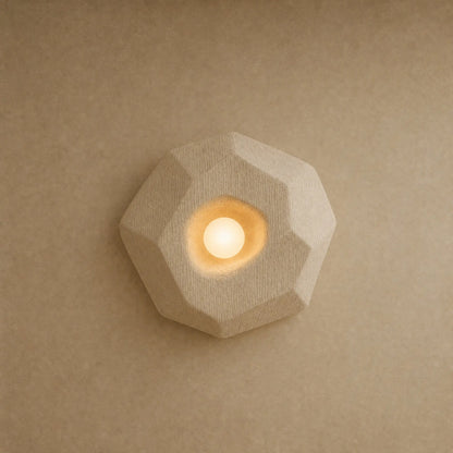 Lampe de chevet murale Sakumi, coque Galet facettée écrue de 25 x 23 cm allumée | Delvanie
