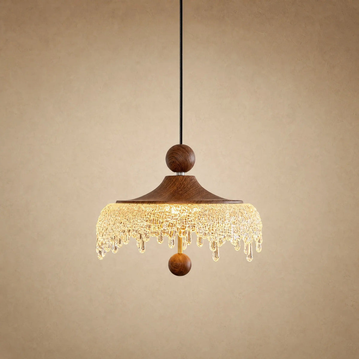 Petite suspension Aubine, chapeau de bois teinté noyer et frange d'acrylique givré, allumée | Delvanie