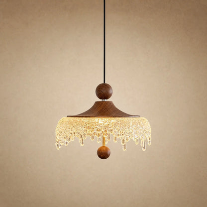 Petite suspension Aubine, chapeau de bois teinté noyer et frange d'acrylique givré, allumée | Delvanie