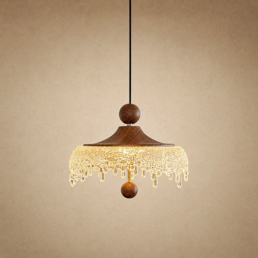 Petite suspension Aubine, chapeau de bois teinté noyer et frange d'acrylique givré, allumée | Delvanie
