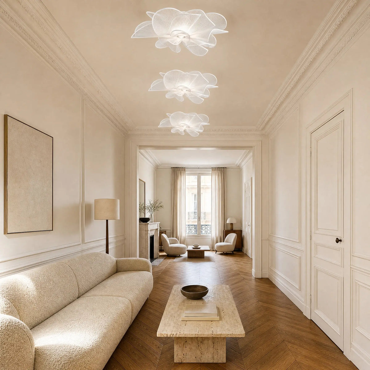 Trois plafonniers fleur blancs Blomyn alignés au plafond d'un salon en enfilade | Delvanie