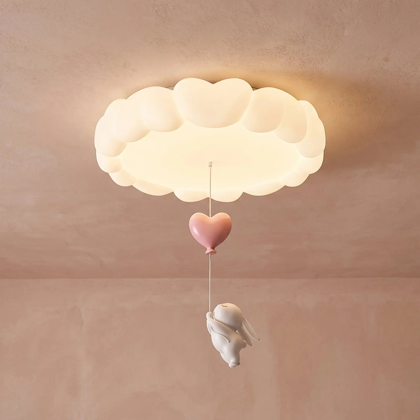 Plafonnier Célyna Nuages et Lapin B, installé au plafond, allumé