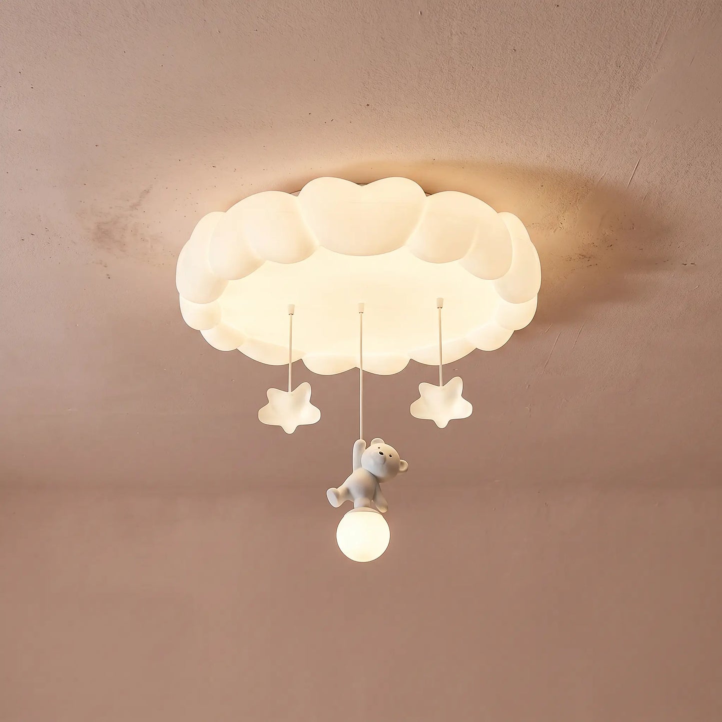 Plafonnier Célyna Nuages et Ours, installé au plafond, allumé