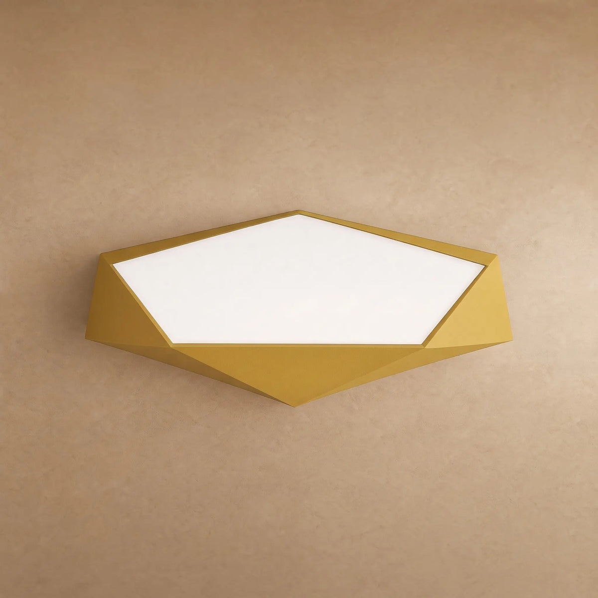 Plafonnier plat pentagone facetté jaune, packshot | Delvanie
