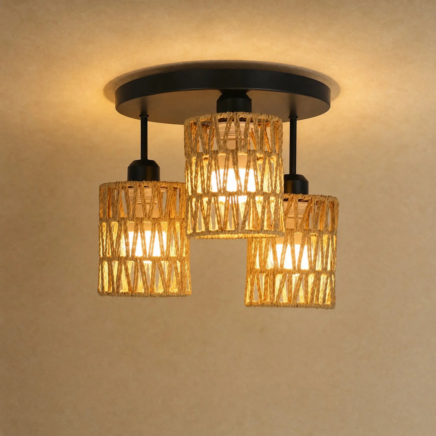 Plafonnier rotin tressé semi-encastré, trois abat-jours en fibre naturelle, lumière dorée | Delvanie