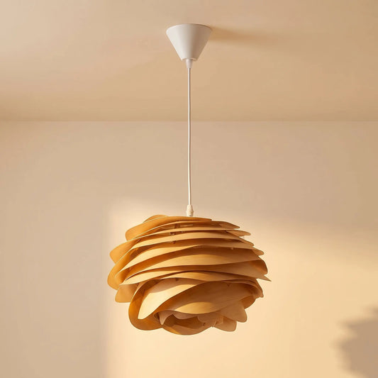 Suspension bois sculptée forme rose Rozenya sur fond beige chaud