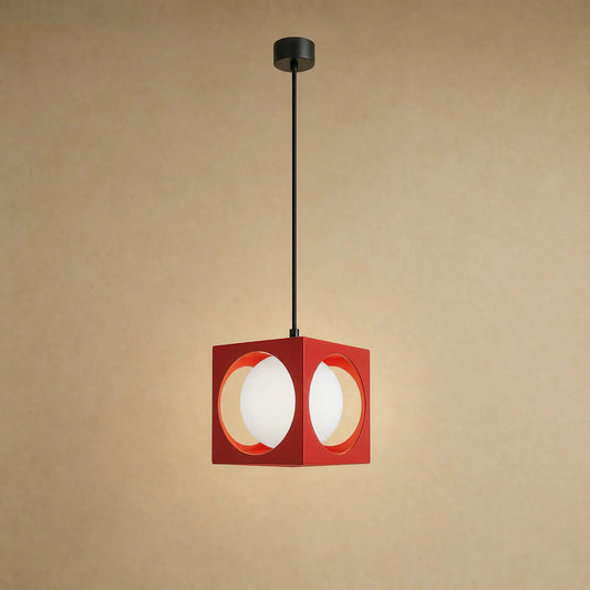 Suspension colorée Asobya, cube rouge en fer forgé et globe en verre opale | Delvanie