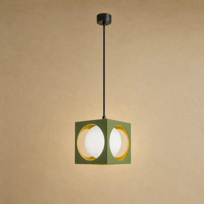 Suspension colorée Asobya, cube vert olive en fer forgé et globe en verre opale | Delvanie
