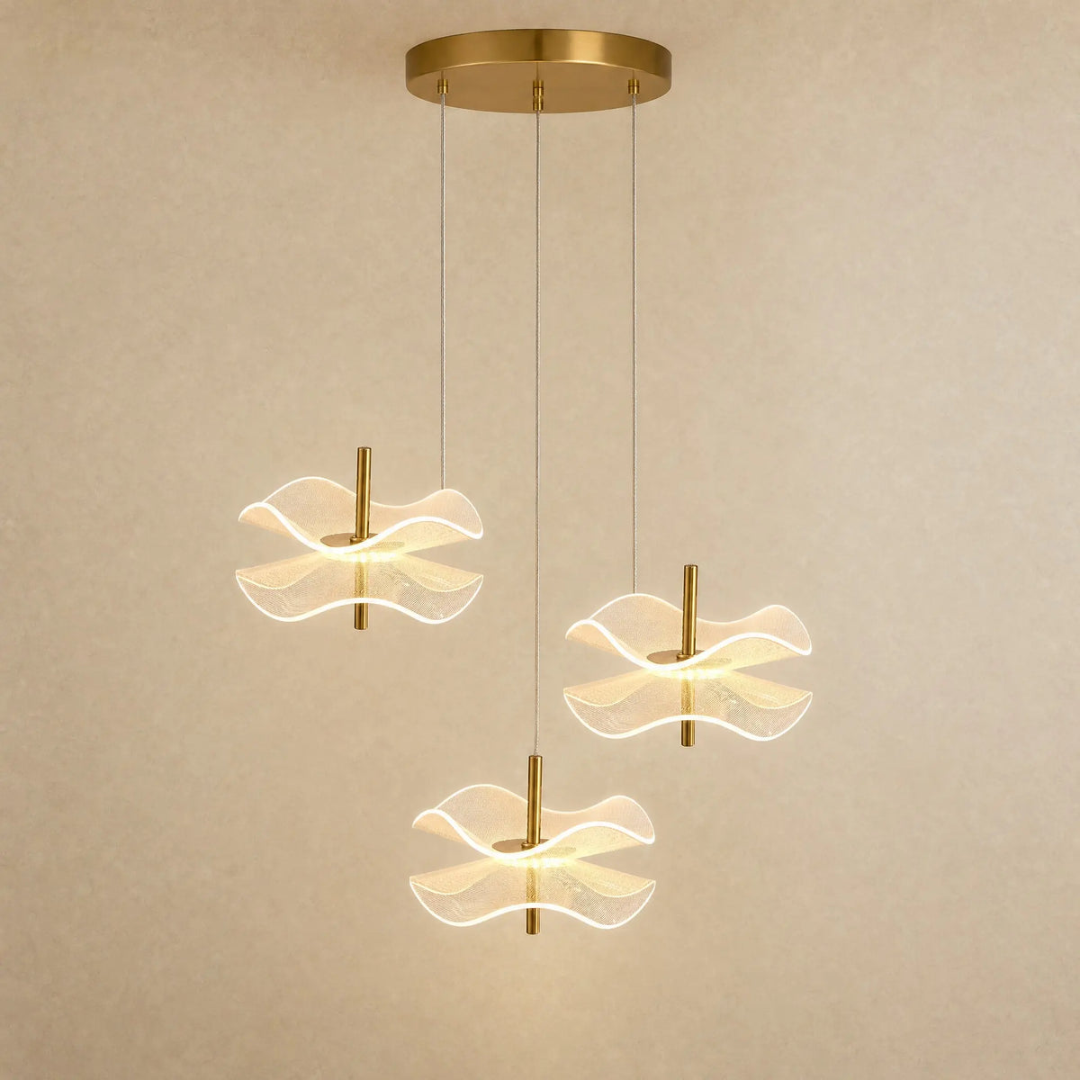Suspension fleur Ninfélis en configuration trois têtes suspendues à hauteurs décalées | Delvanie