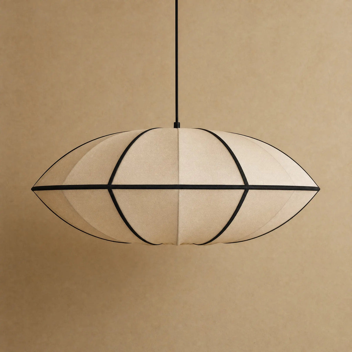 Suspension japonaise en soie Sétaya, packshot du modèle Soucoupe Beige sur fond minéral chaud | Delvanie