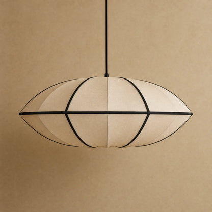 Suspension japonaise en soie Sétaya, packshot du modèle Soucoupe Beige sur fond minéral chaud | Delvanie