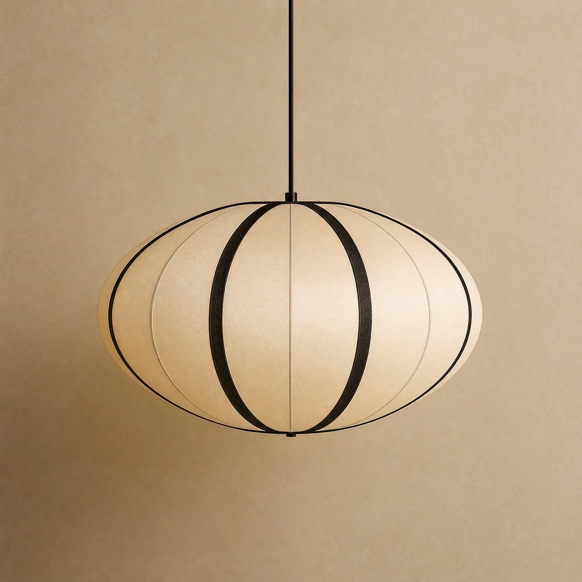 Suspension japonaise en soie Sétaya, packshot du modèle Lampion Satiné sur fond minéral chaud | Delvanie