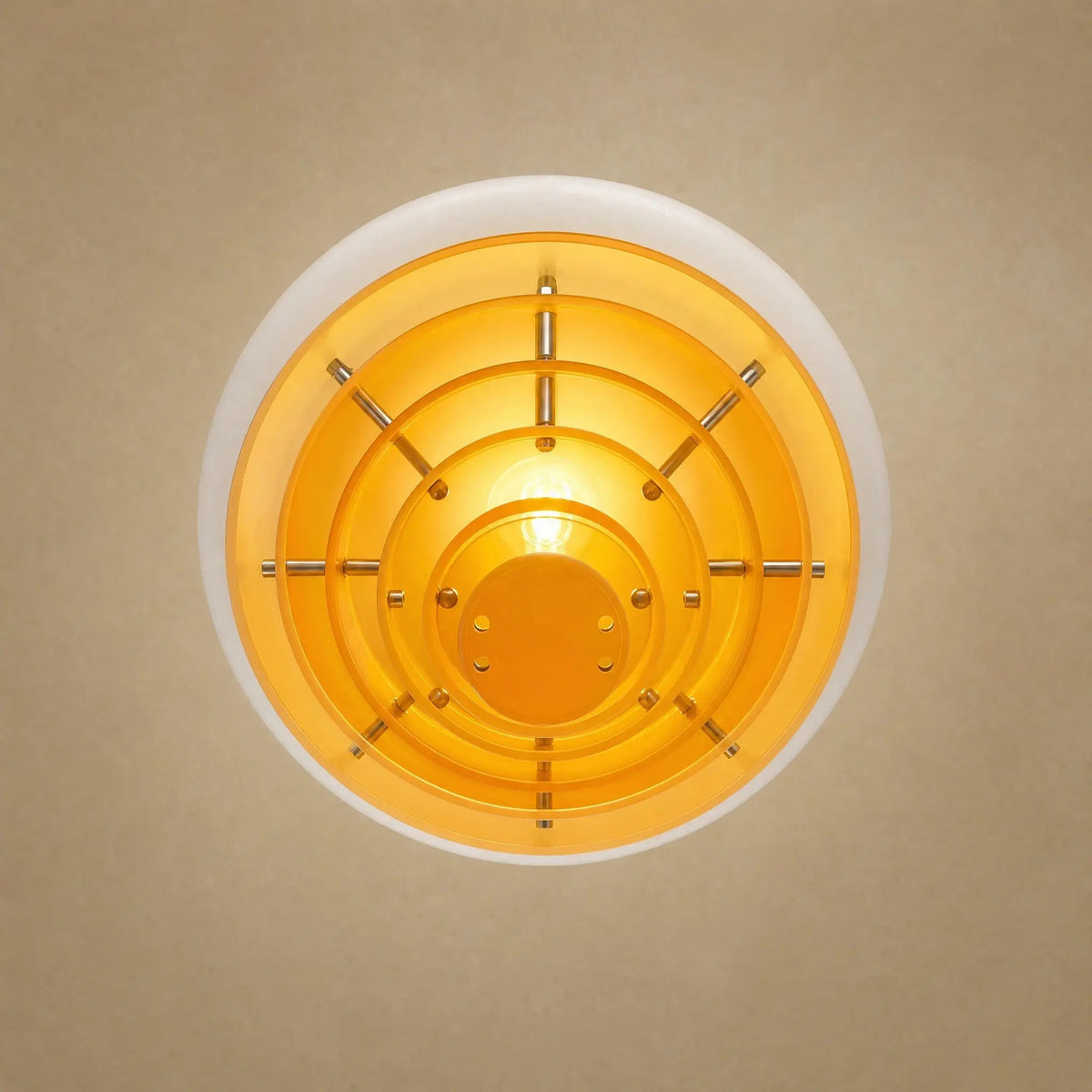 Suspension orange Ambrino vue de dessous, six disques ambrés concentriques et ampoule E27 | Delvanie
