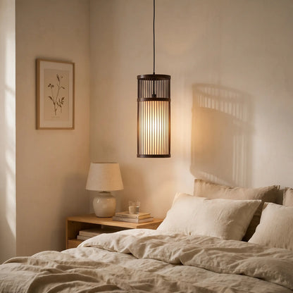 Suspension Cannéa allumée dans une chambre le soir