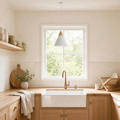 Suspension scandinave Askelya cône blanc au-dessus de l'évier sous la fenêtre de cuisine | Delvanie