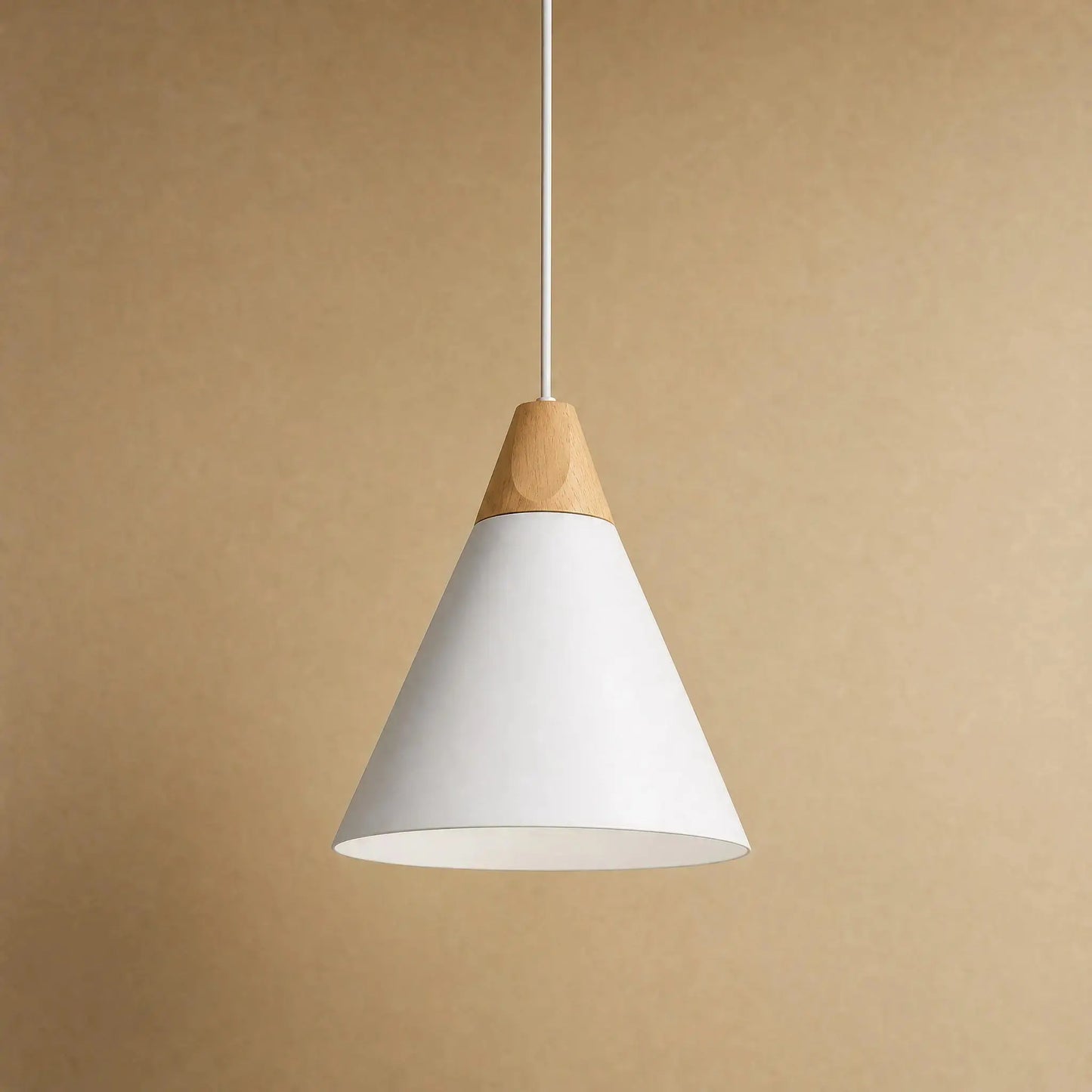 Suspension scandinave Askelya silhouette cône blanc, bois massif et fer laqué | Delvanie