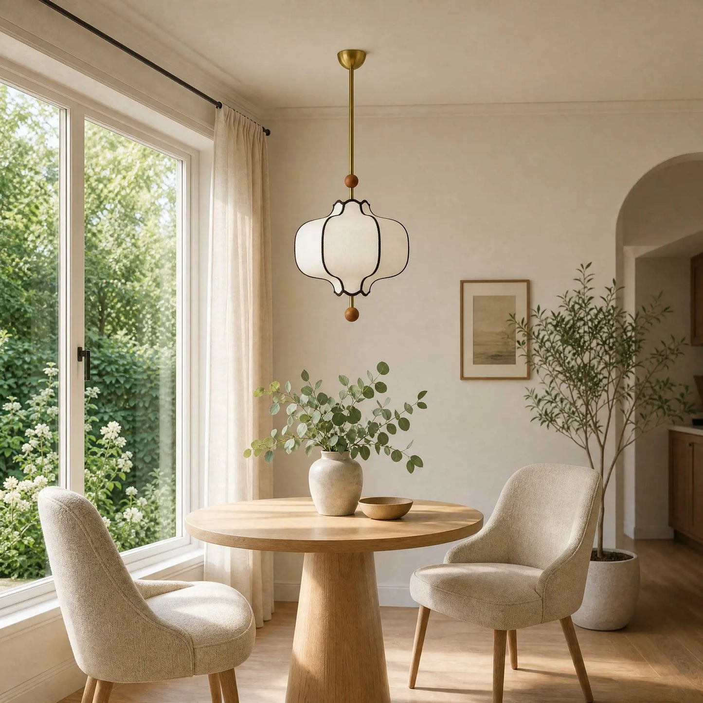 Suspension vintage Volnéa au-dessus d'une table ronde dans un coin repas lumineux | Delvanie