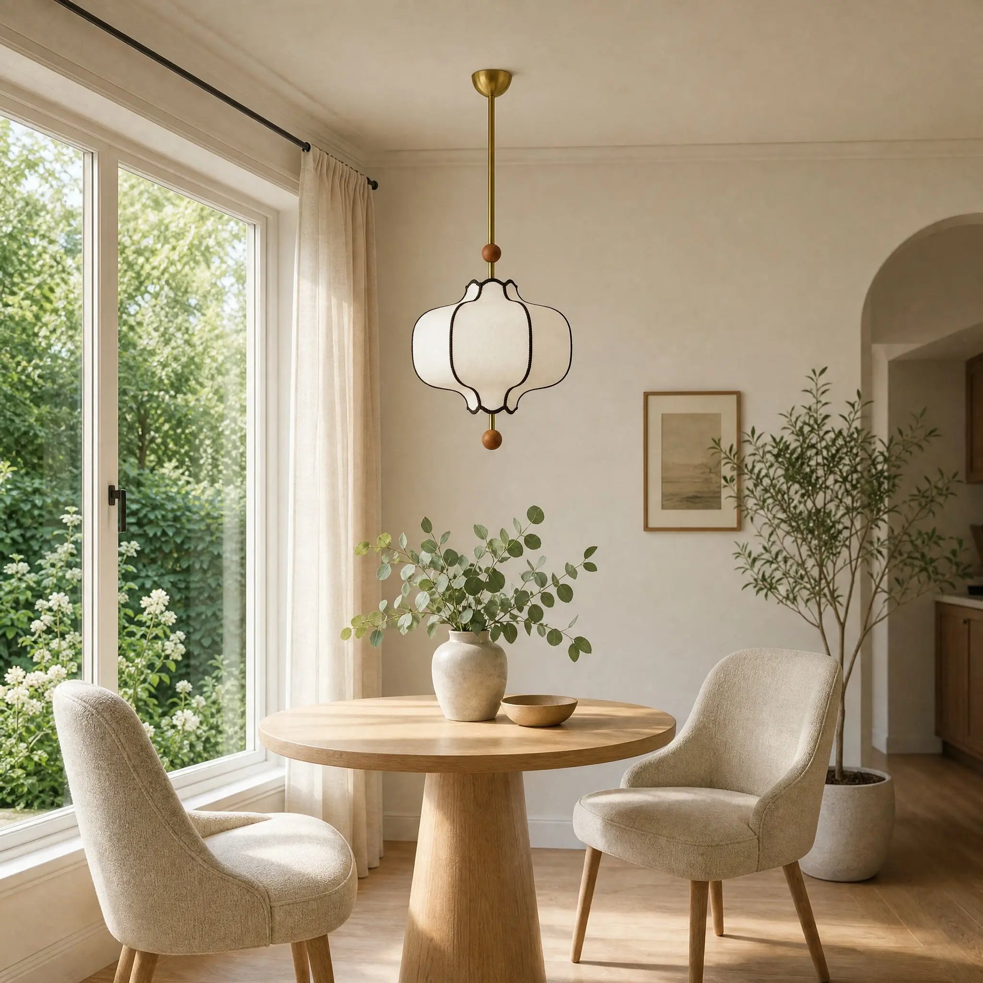 Suspension vintage Volnéa au-dessus d'une table ronde dans un coin repas lumineux | Delvanie