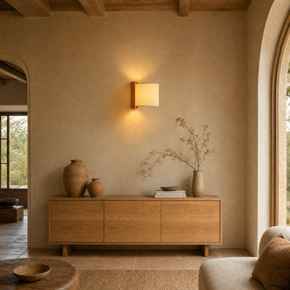 Applique murale en bois allumée dans un salon wabi-sabi au crépuscule | Delvanie