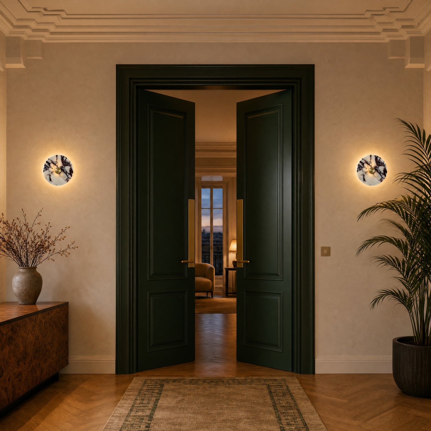 Paire d'appliques murales Art déco Kivara encadrant une double porte laquée vert bouteille | Delvanie