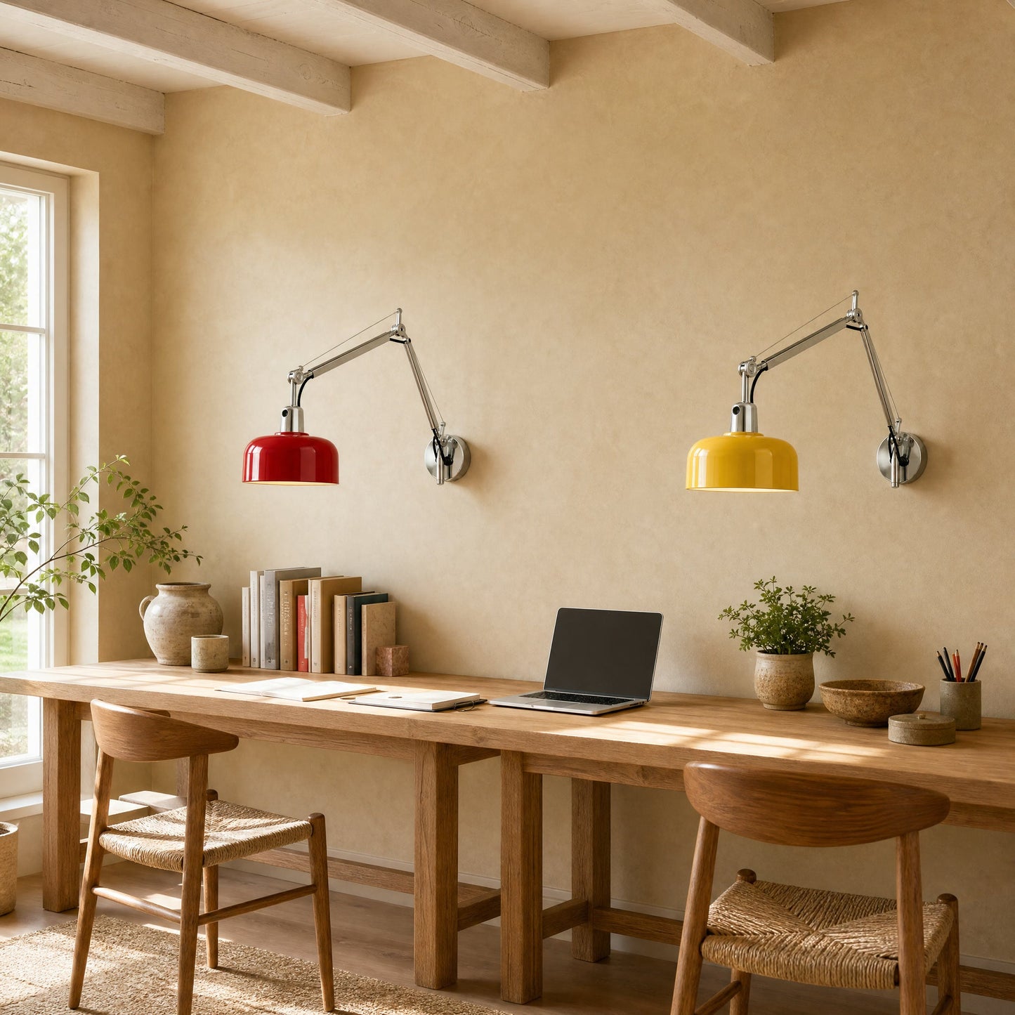 Deux appliques murales articulées, rouge et jaune, alignées au-dessus d'un long bureau partagé | Delvanie