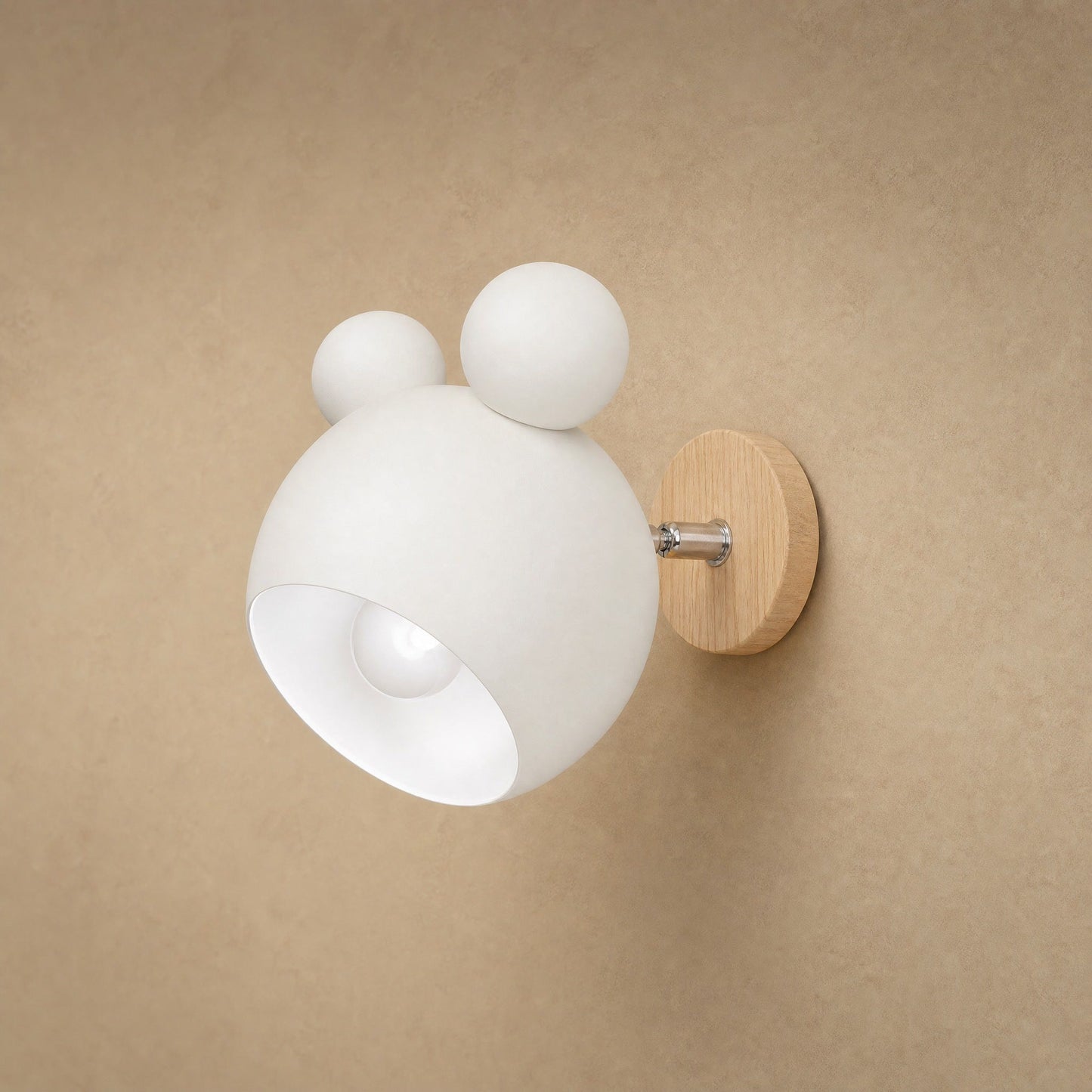 Applique murale avec interrupteur Nemuria blanche, globe laqué et platine en bois clair | Delvanie