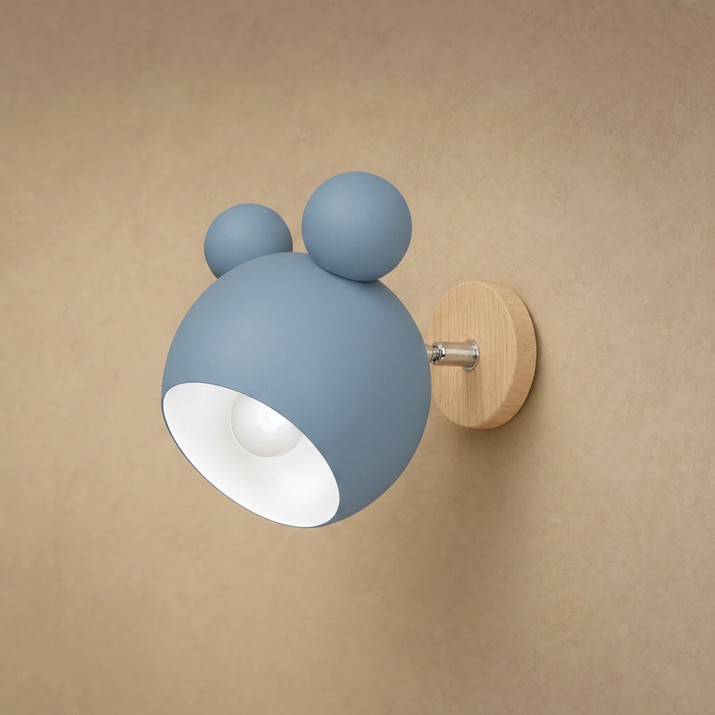 Applique murale Nemuria bleu poudré, globe laqué mat et platine en bois clair | Delvanie