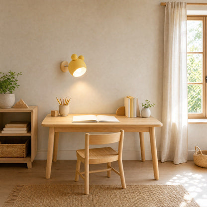 Applique murale Nemuria jaune inclinée vers un bureau d'enfant en chêne clair | Delvanie
