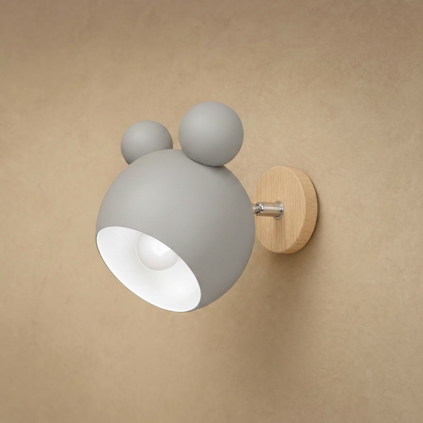Applique murale Nemuria gris doux, globe laqué mat et platine en bois clair | Delvanie