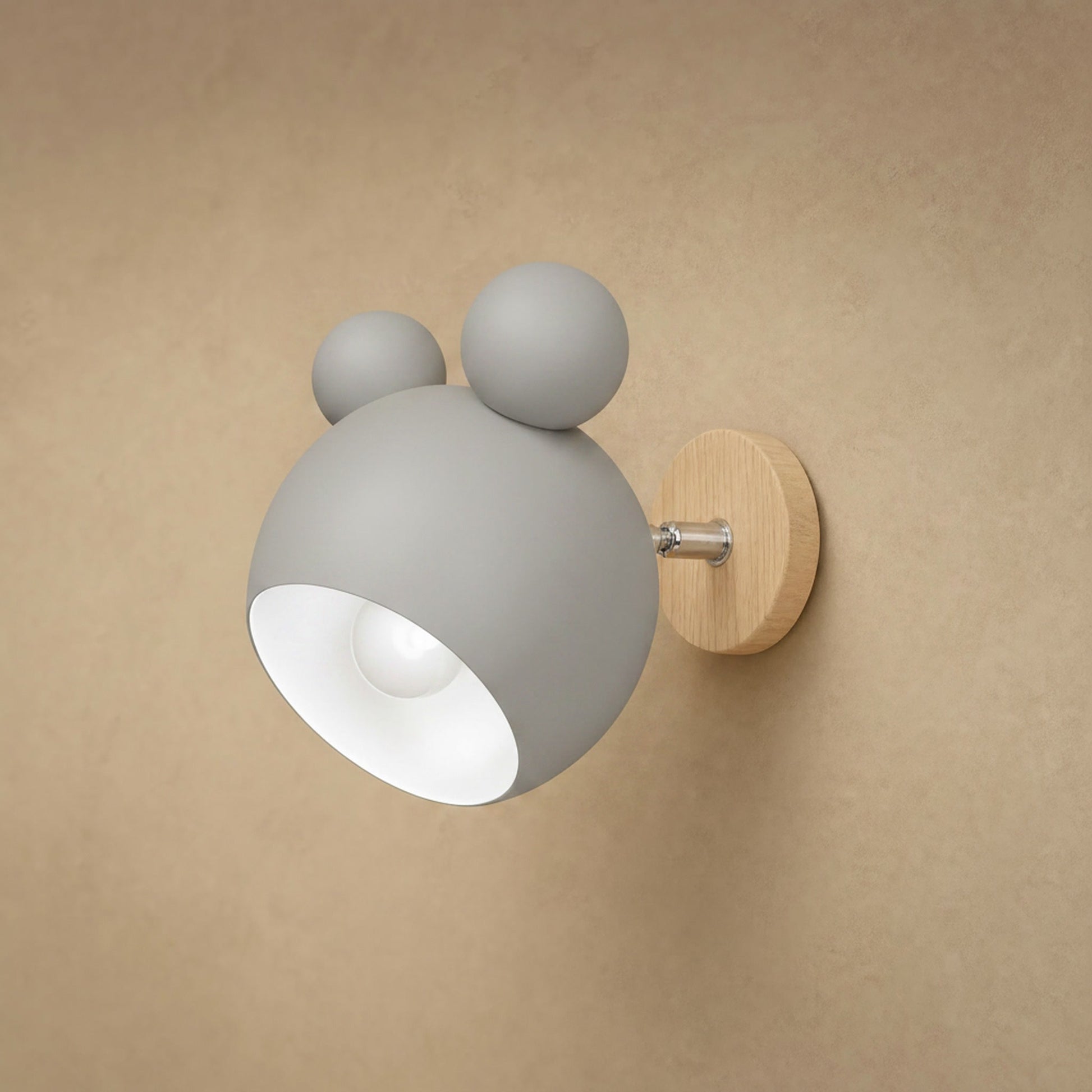 Applique murale Nemuria gris doux, globe laqué mat et platine en bois clair | Delvanie