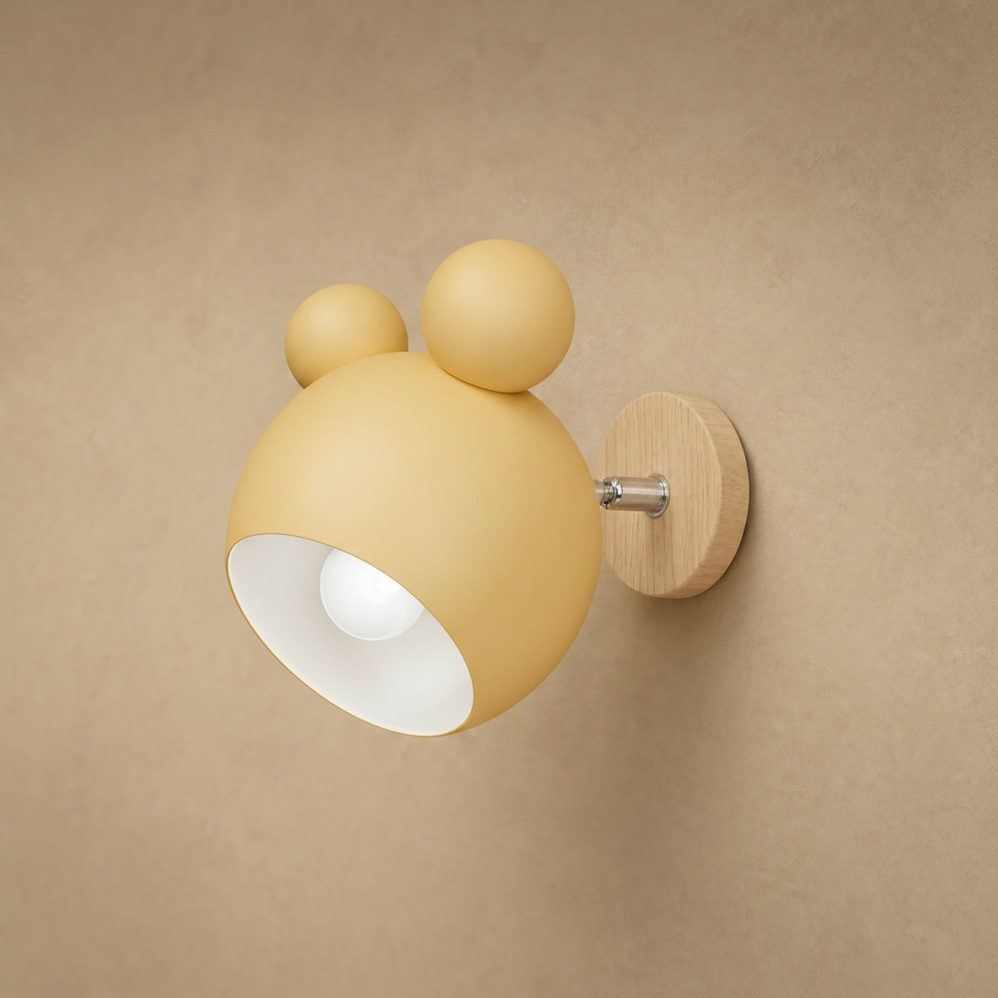 Applique murale Nemuria jaune doux, globe laqué mat et platine en bois clair | Delvanie