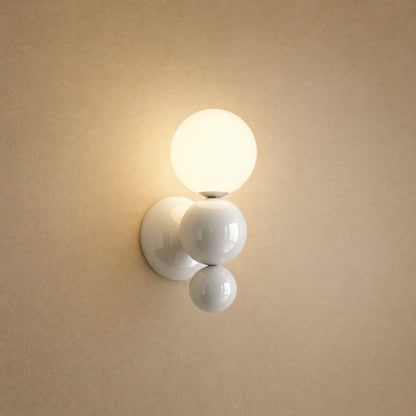 Applique murale boule blanche, grappe de trois billes laquées et globe opale allumé | Delvanie