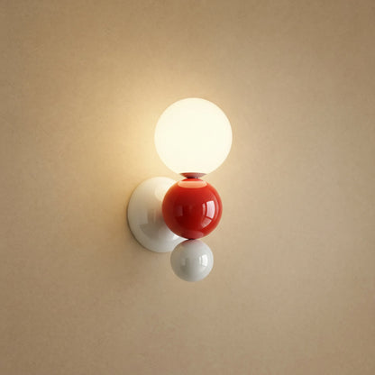 Applique murale boule rouge et blanche, grappe de billes laquées et globe opale | Delvanie