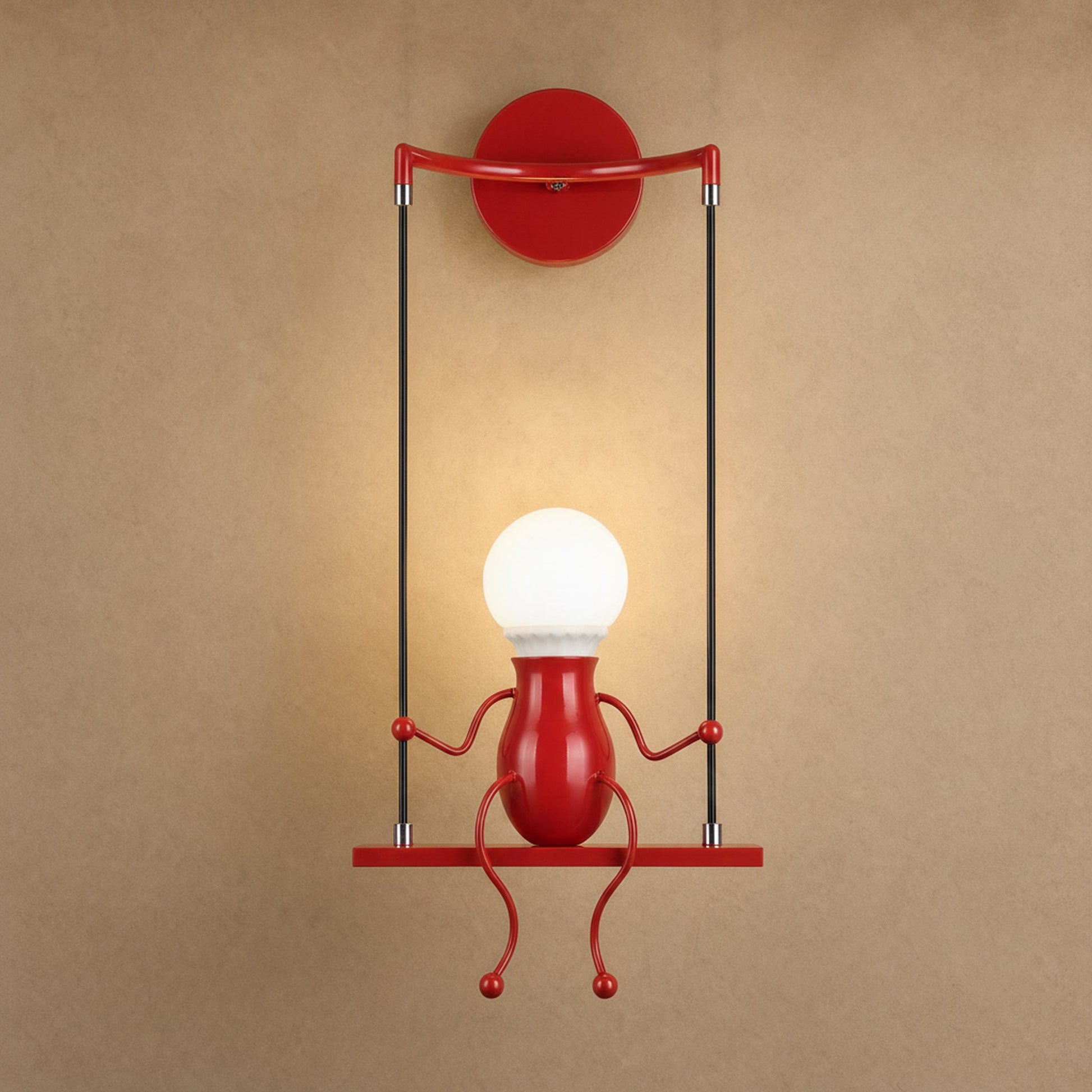 Applique murale rouge Girotta, un personnage sur sa balançoire | Delvanie