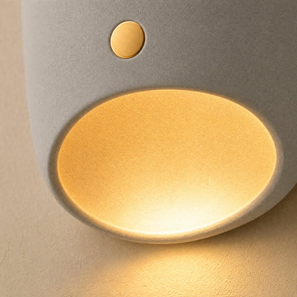 Détail de la résine mate et de la cavité ocre allumée de l'applique murale | Delvanie