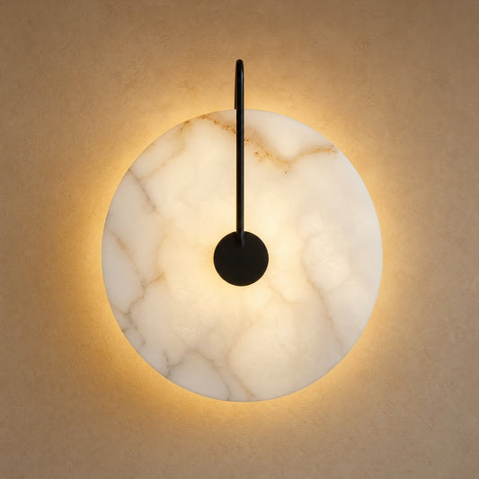 Applique murale salon en marbre naturel, disque Ø 25 cm sur crosse noire, allumée | Delvanie
