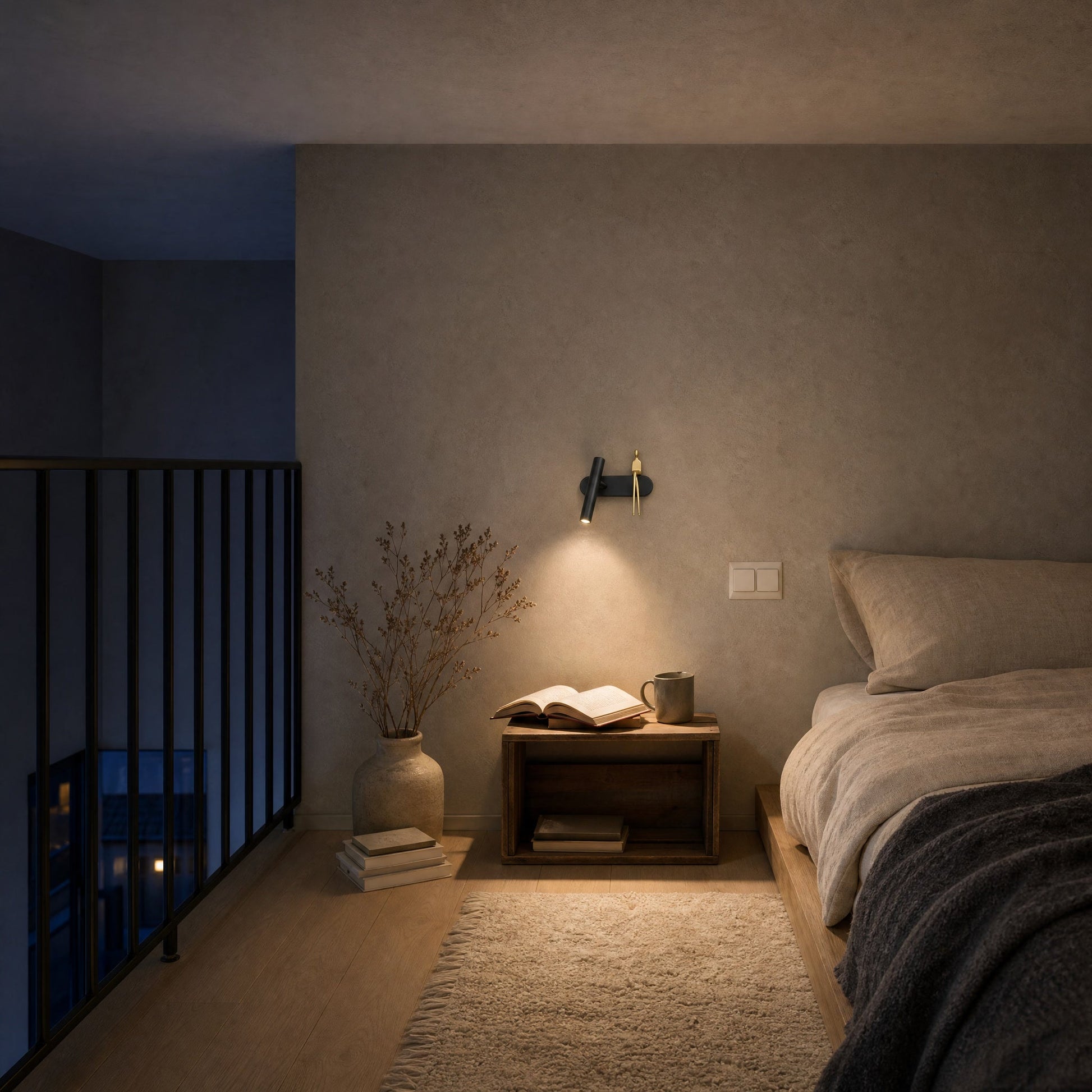 Applique murale spot allumée au-dessus d'un lit en mezzanine au crépuscule | Delvanie