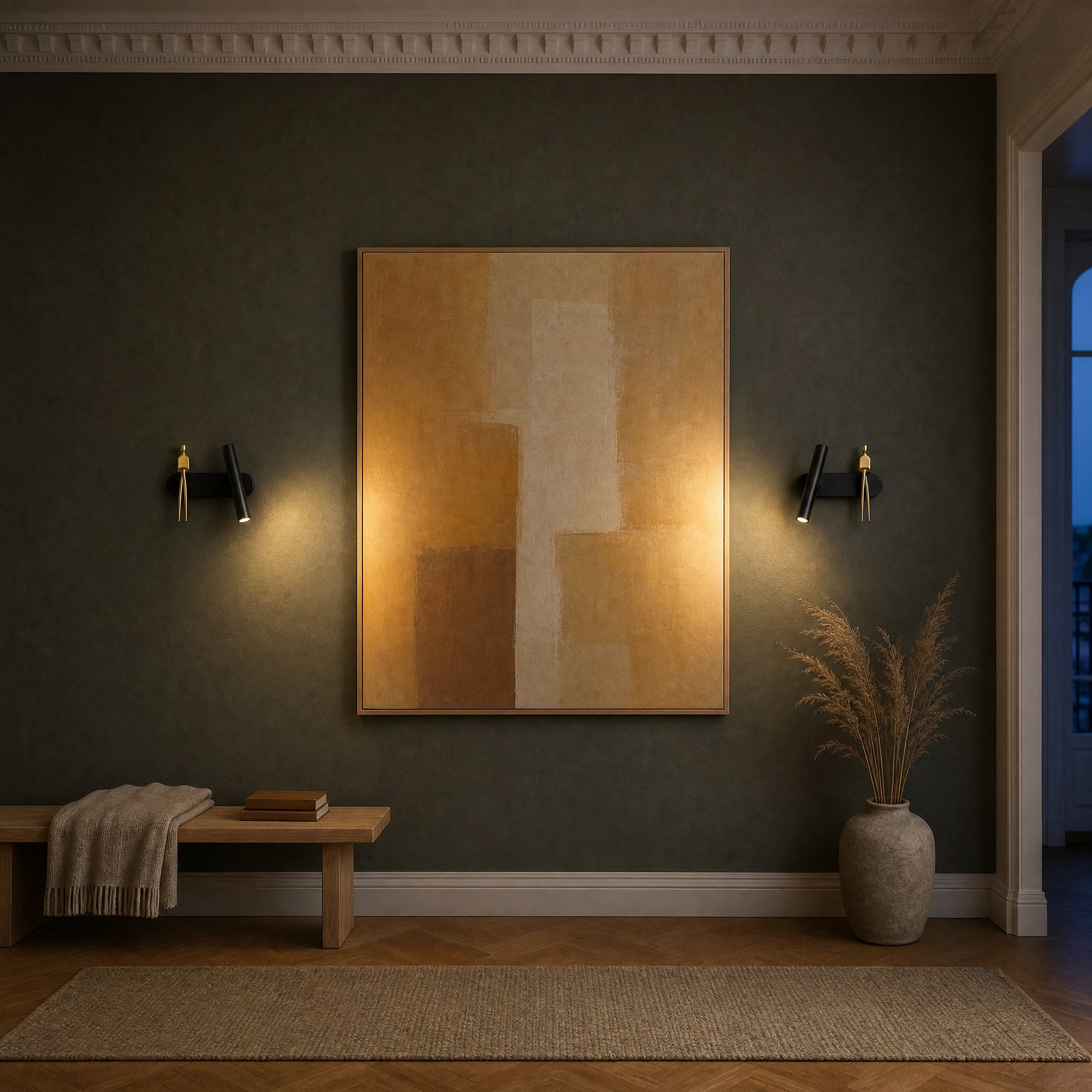 Paire d'appliques murales spot en miroir éclairant un grand tableau dans un couloir | Delvanie