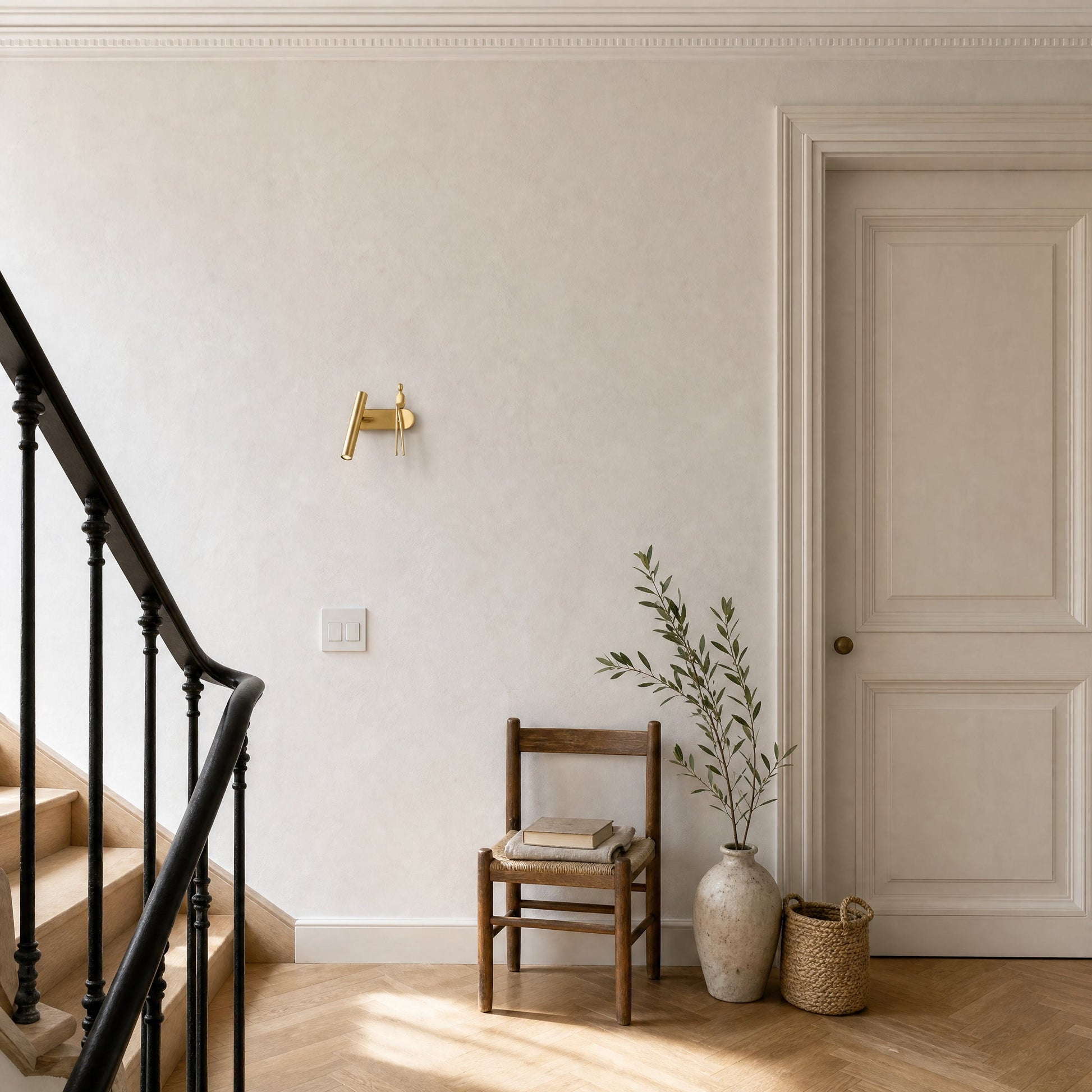 Applique murale spot dorée sur un palier de maison de ville en plein jour | Delvanie