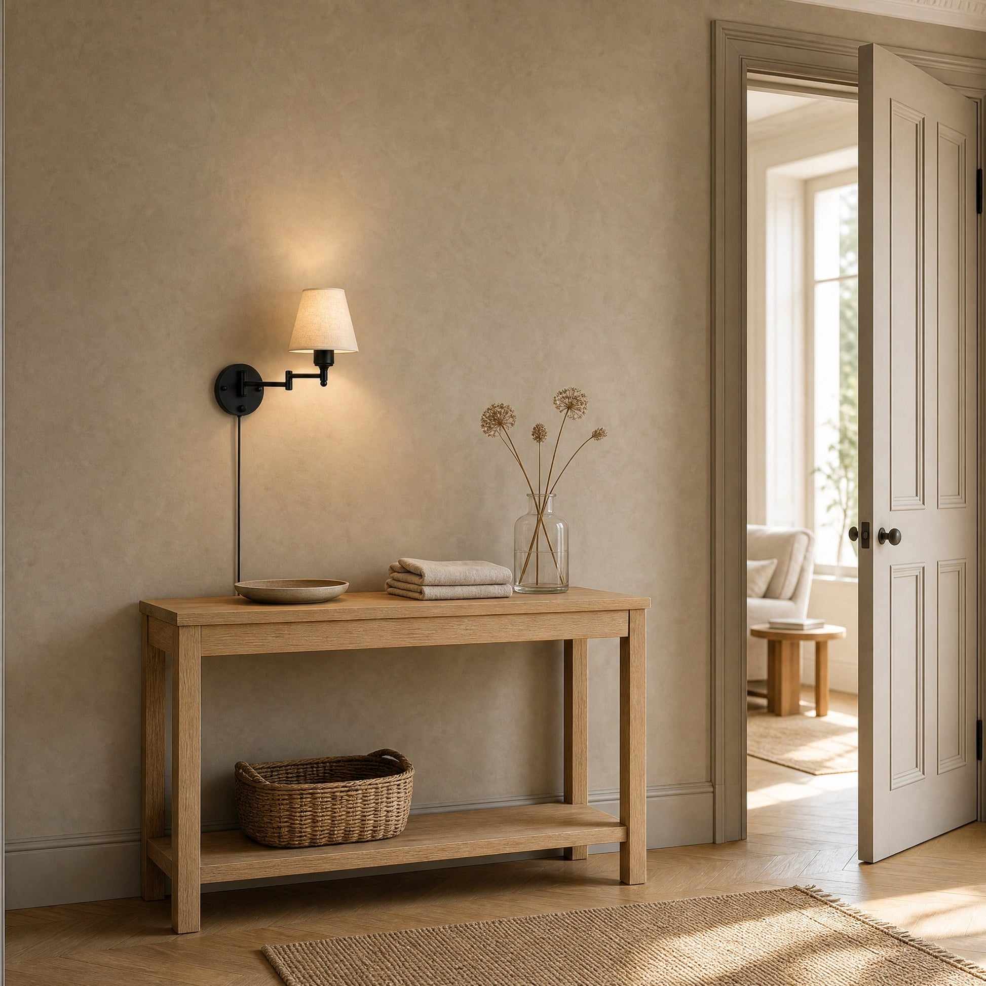 Applique murale tissu allumee au-dessus d'une console en chene dans une entree | Delvanie
