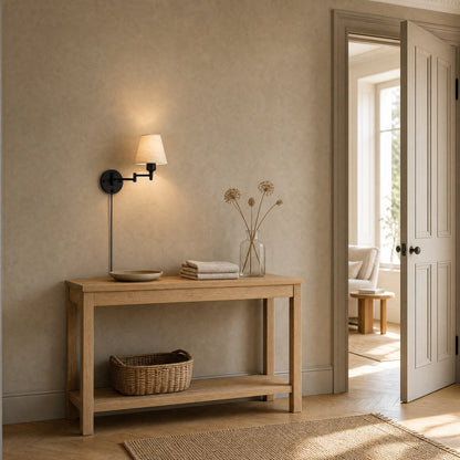 Applique murale tissu allumee au-dessus d'une console en chene dans une entree | Delvanie