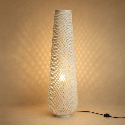 Lampadaire bambou Yanoki finition blanche allumé, tressage en résille de losanges | Delvanie