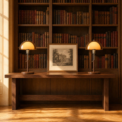 Deux lampes abat-jour d'ambre alignées sur une console de bibliothèque | Delvanie